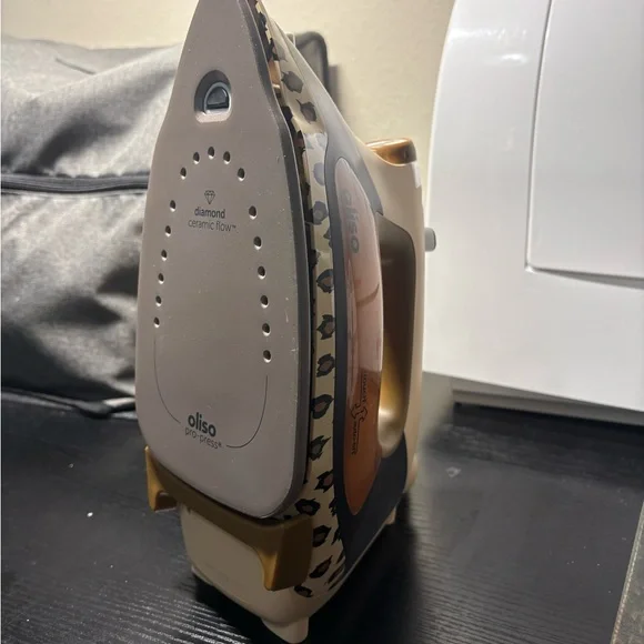 Oliso x Mimi G Leopard Print Smart Iron - Picture 4 of 4